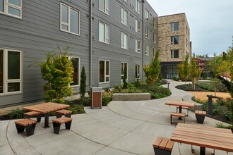 Buri Building in Portland, OR - Foto de edificio - Building Photo