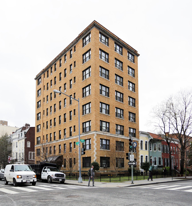 1830 R Apartments in Washington, DC - Foto de edificio