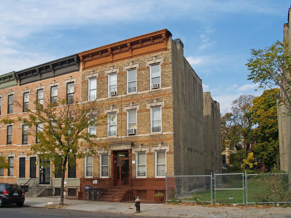 679 Halsey St in Brooklyn, NY - Building Photo