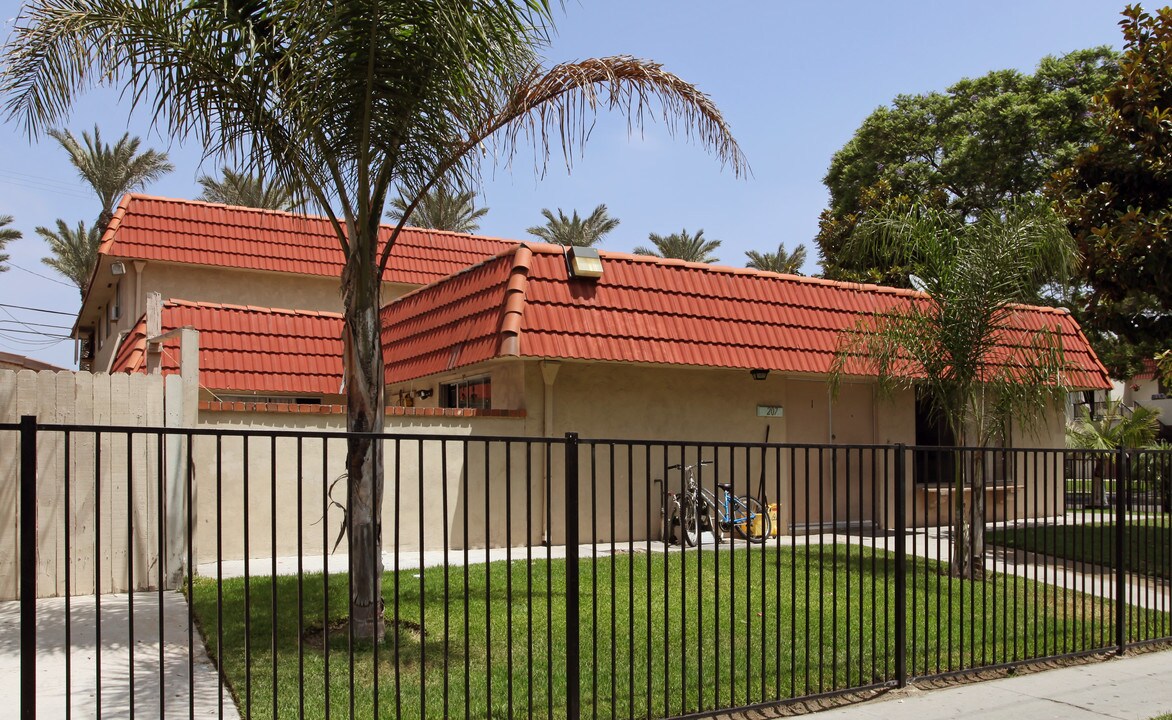 207 E Wakefield Ave in Anaheim, CA - Building Photo