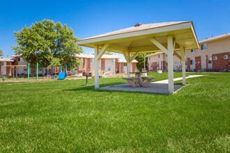 Highland Park Townhomes in Topeka, KS - Building Photo - Building Photo