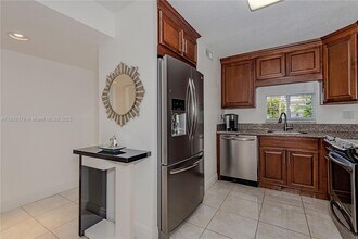 9410 N Hollybrook Lake Dr in Pembroke Pines, FL - Building Photo - Building Photo