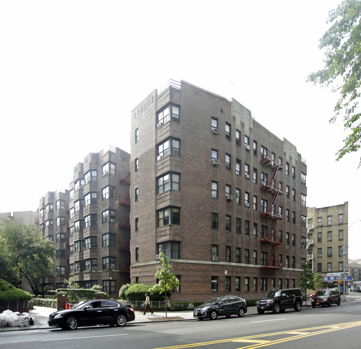 4690 Broadway in New York, NY - Building Photo