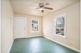 928 Poinsettia St in San Antonio, TX - Building Photo - Building Photo