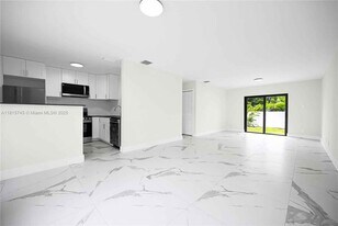 100 SW 7th St in Hallandale Beach, FL - Building Photo