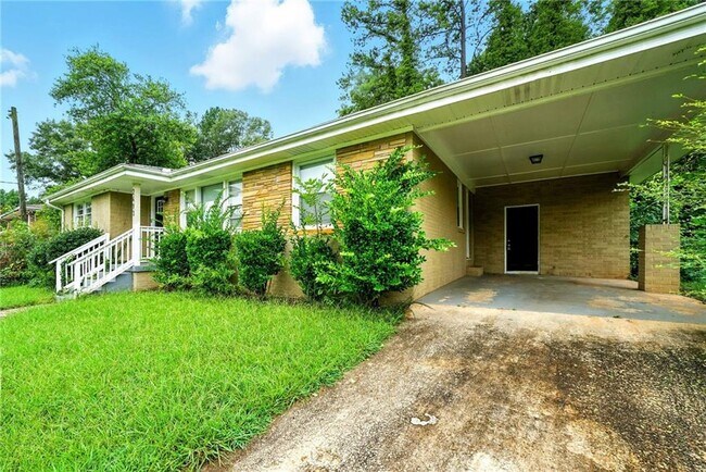 2493 Miriam Ln in Decatur, GA - Foto de edificio - Building Photo