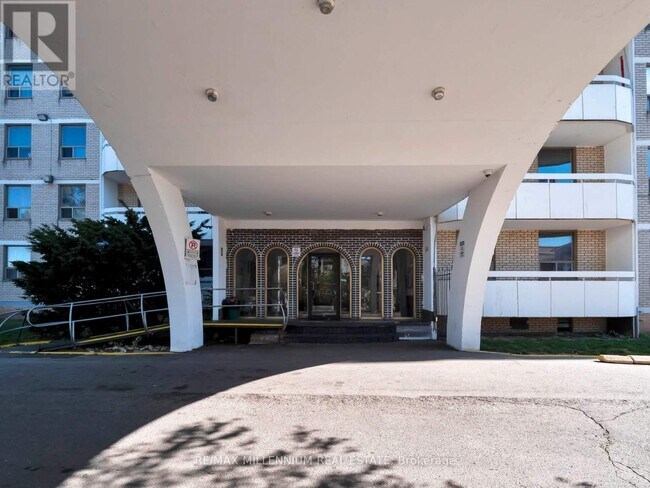 221 Melvin Ave in Hamilton, ON - Building Photo - Building Photo
