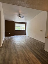 18328 NW 68th Ave in Hialeah, FL - Foto de edificio - Building Photo