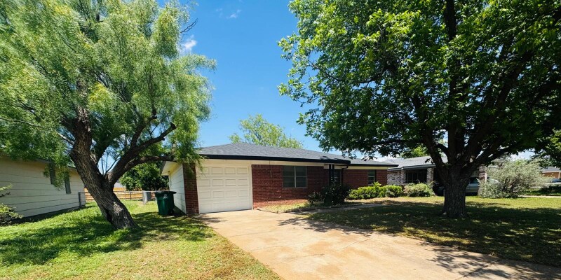 1112 E 25th St in San Angelo, TX - Building Photo