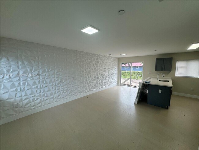 205 NW 159th St-Unit -205 in Miami, FL - Building Photo - Building Photo