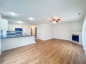 34 Fox Hill Dr in Kilmarnock, VA - Building Photo
