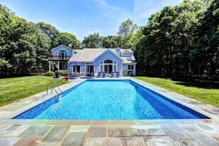 14 Mountain Laurel Ln in Southampton, NY - Building Photo