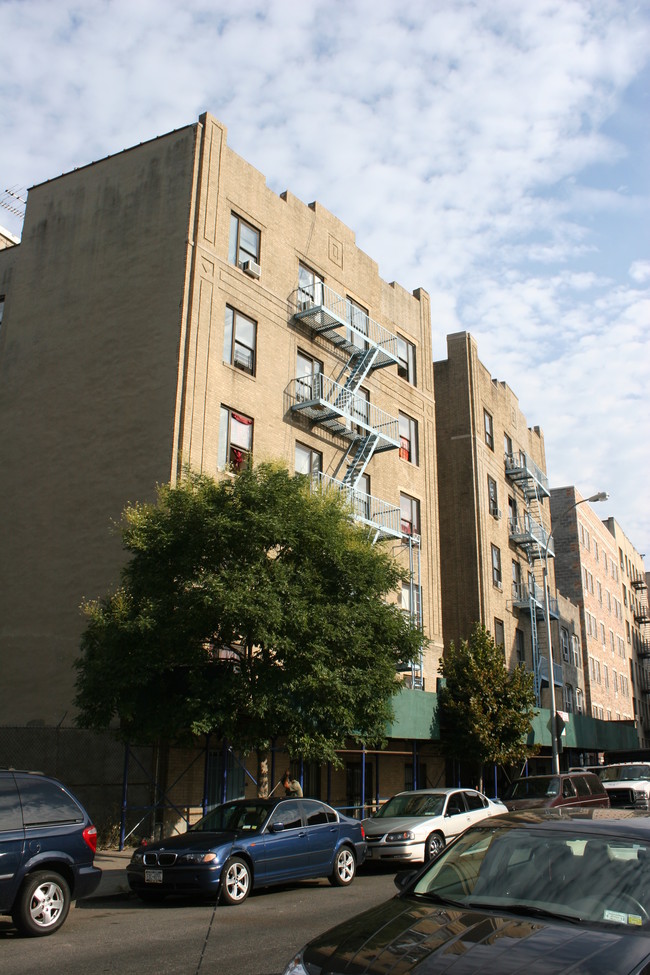 2321 Tiebout Ave in Bronx, NY - Foto de edificio - Building Photo