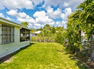 1020 SW 84th Ave in Miami, FL - Building Photo - Building Photo