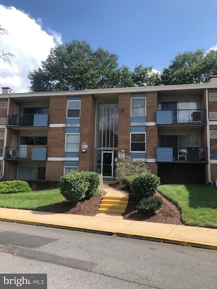 3801 St Barnabas Rd, Unit T201 in Silver Hill, MD - Building Photo