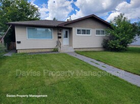 9072-9052 52 St NW in Edmonton, AB - Building Photo