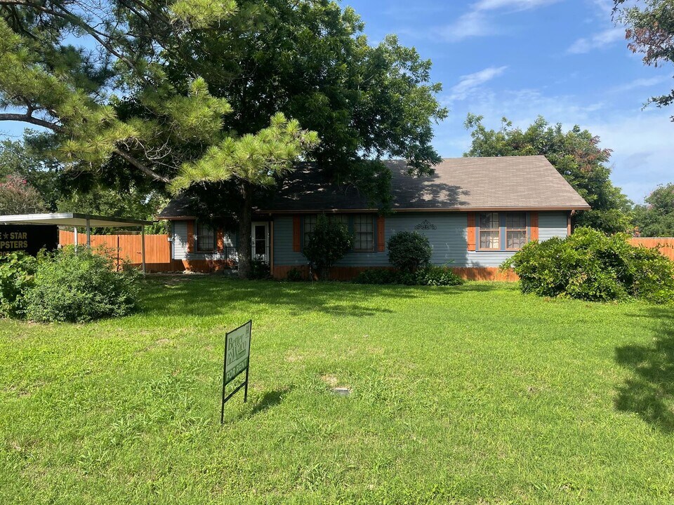 103 S Strauss St in Robinson, TX - Building Photo