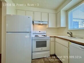 13938 SE Powell Blvd in Portland, OR - Building Photo - Building Photo