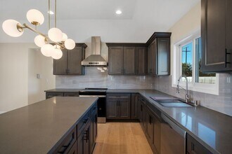 7635 Fallbrook Ave in Los Angeles, CA - Building Photo - Building Photo