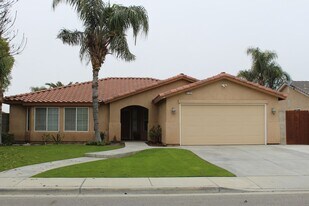 8705 Maracapa St in Bakersfield, CA - Building Photo