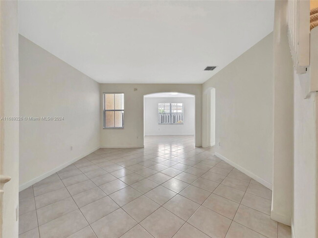 12150 SW 123rd Pl in Miami, FL - Foto de edificio - Building Photo