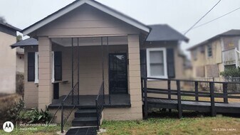 407 W 60th St in Savannah, GA - Building Photo