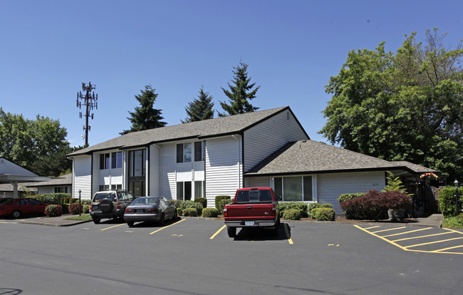 Grant Park Apartments in Hillsboro, OR - Foto de edificio - Building Photo