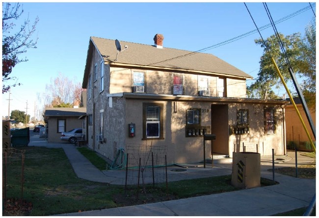 230 N Central Ave in Lodi, CA - Foto de edificio - Building Photo