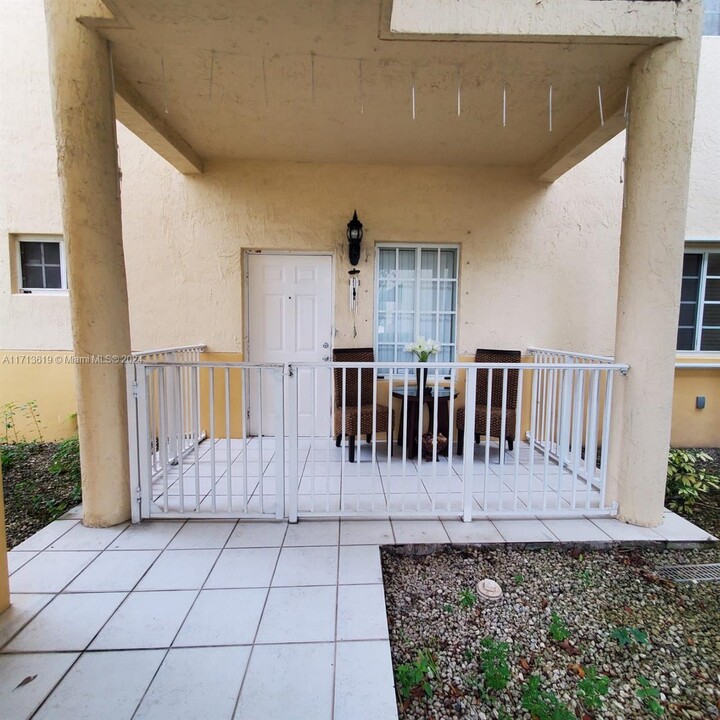 6900 NW 179th St in Hialeah, FL - Building Photo