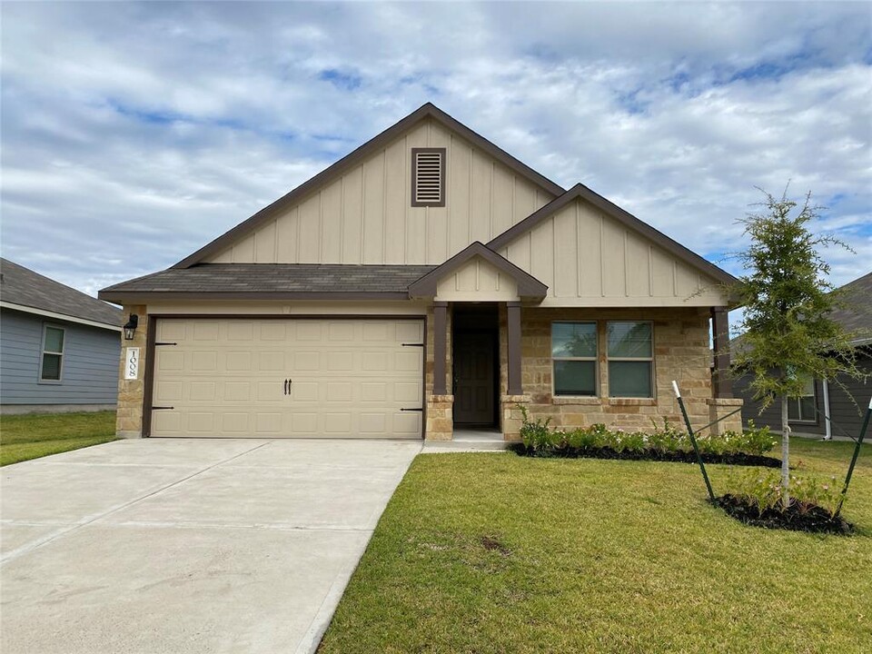 1008 Davy St in Brenham, TX - Building Photo