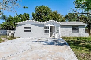 505 Florida Cir S in Apollo Beach, FL - Building Photo