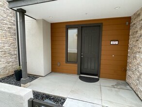 172 Keeper in Irvine, CA - Foto de edificio - Building Photo