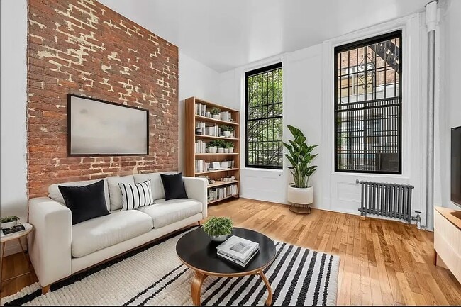 331 W 16th St