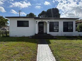 5900 SW 6th St in Miami, FL - Building Photo