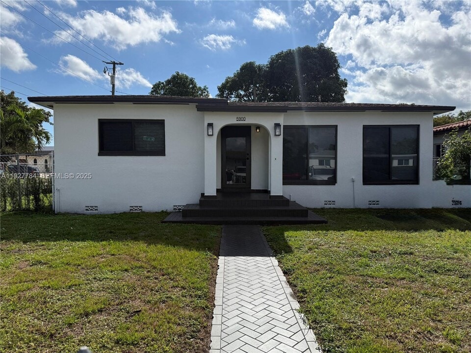 5900 SW 6th St in Miami, FL - Building Photo