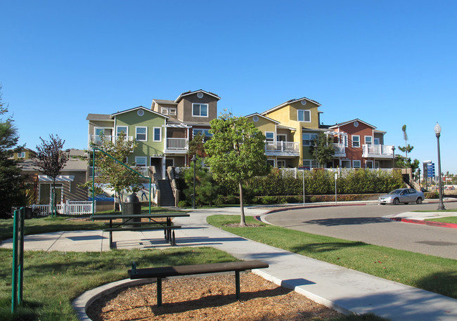 Paseo Santa Clara Apartments in Oxnard, CA - Building Photo - Building Photo