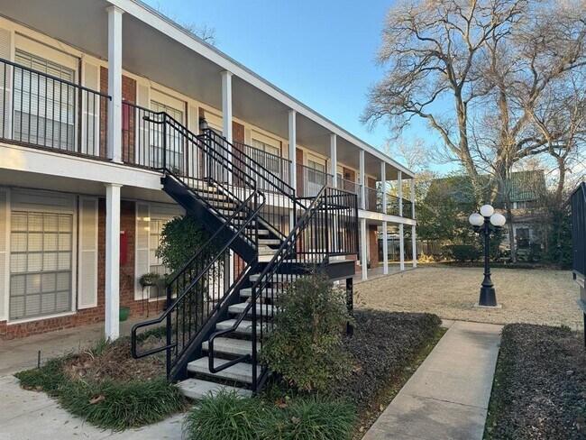 401 E Main St, Unit 8 in Brenham, TX - Building Photo - Building Photo