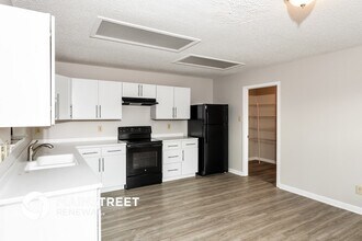 9919 Orange Blossom Trail in Fishers, IN - Foto de edificio - Building Photo