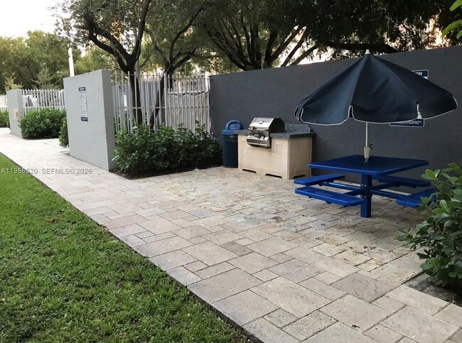 800 N Miami Ave, Unit 102 in Miami, FL - Foto de edificio - Building Photo