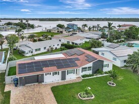 242 176th Ave E in Redington Shores, FL - Building Photo