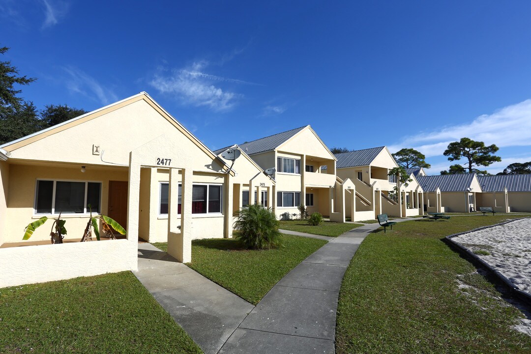 Sanders Pines in Immokalee, FL - Building Photo