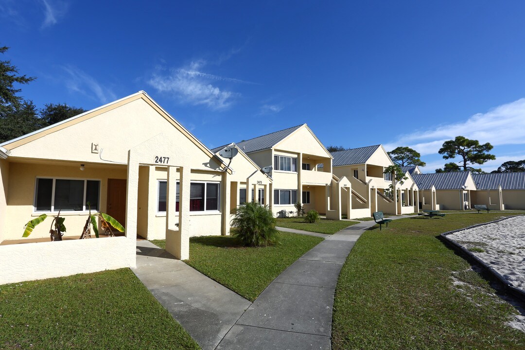 Sanders Pines in Immokalee, FL - Foto de edificio