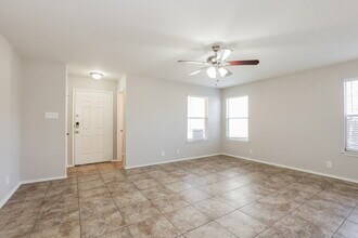 6734 Benke Farm in San Antonio, TX - Foto de edificio - Building Photo