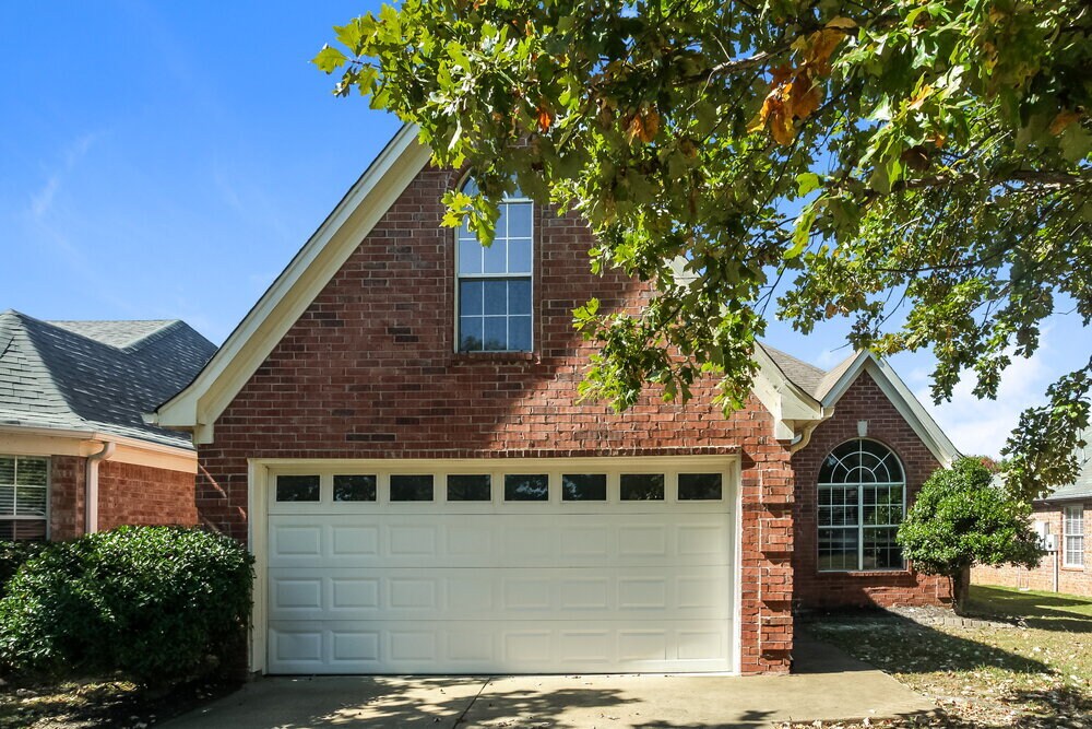 8207 Cross Point Dr in Olive Branch, MS - Building Photo