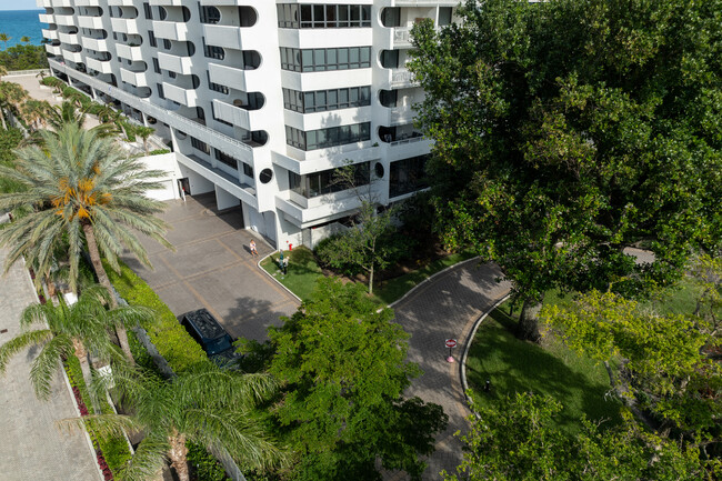 Kenilworth in Bal Harbour, FL - Foto de edificio - Building Photo