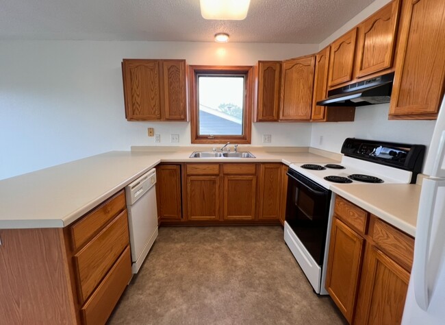 1002 24th St NW, Unit Condo #3 in Mandan, ND - Foto de edificio - Building Photo