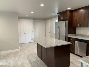 6715 S Somerset Dr, Unit 6715 Somerset Dr in West Jordan, UT - Foto de edificio - Building Photo