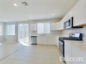 13741 Starshine Dr in Victorville, CA - Building Photo - Building Photo