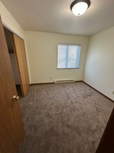250 N University Dr in West Bend, WI - Foto de edificio - Building Photo
