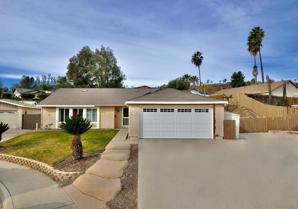 13924 Olive Mesa Ct in Poway, CA - Building Photo